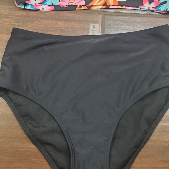 High-waisted biking size xs bottoms and small top never worn - Picture 2 of 3